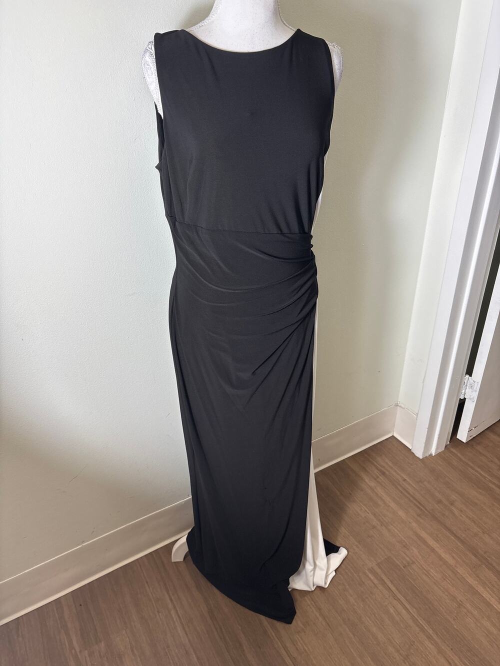 NWT Lauren Ralph Lauren Sleeveless Black and White Floor Length Gown Sz 12